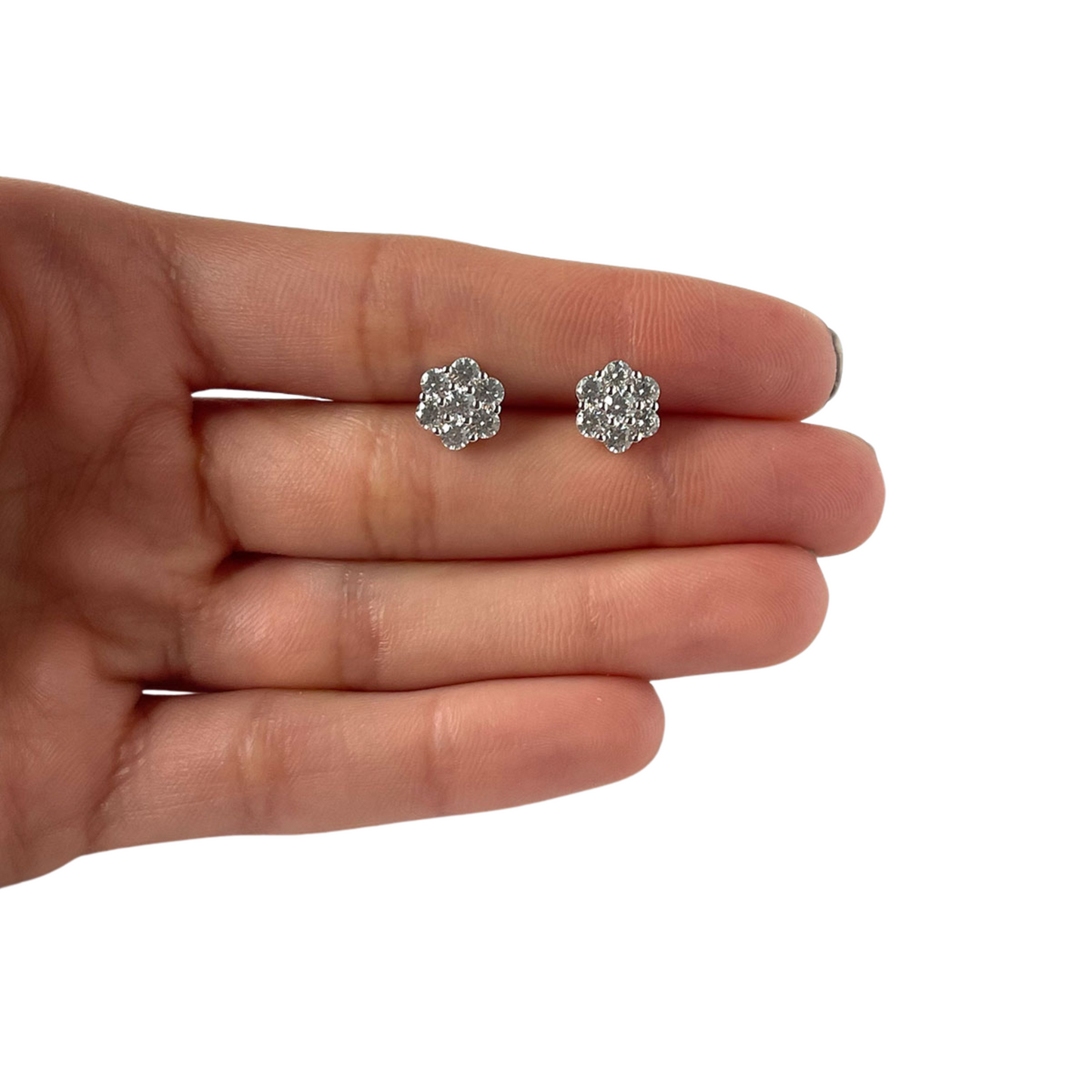 Aretes de plata con flor de circonitas redondas