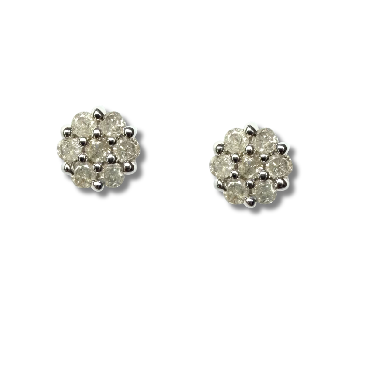 Aretes tipo cluster en oro blanco de 10K con diamantes 0.25ctw