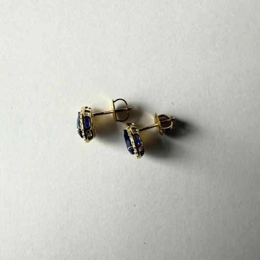 Aretes en oro amarillo 10K con zafiro corte pera y halo de diamantes 0.30ctw con broche rosca