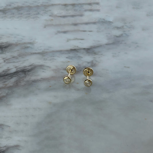 Aretes en oro amarillo 14K con circonita blanca biselada con tope rosca