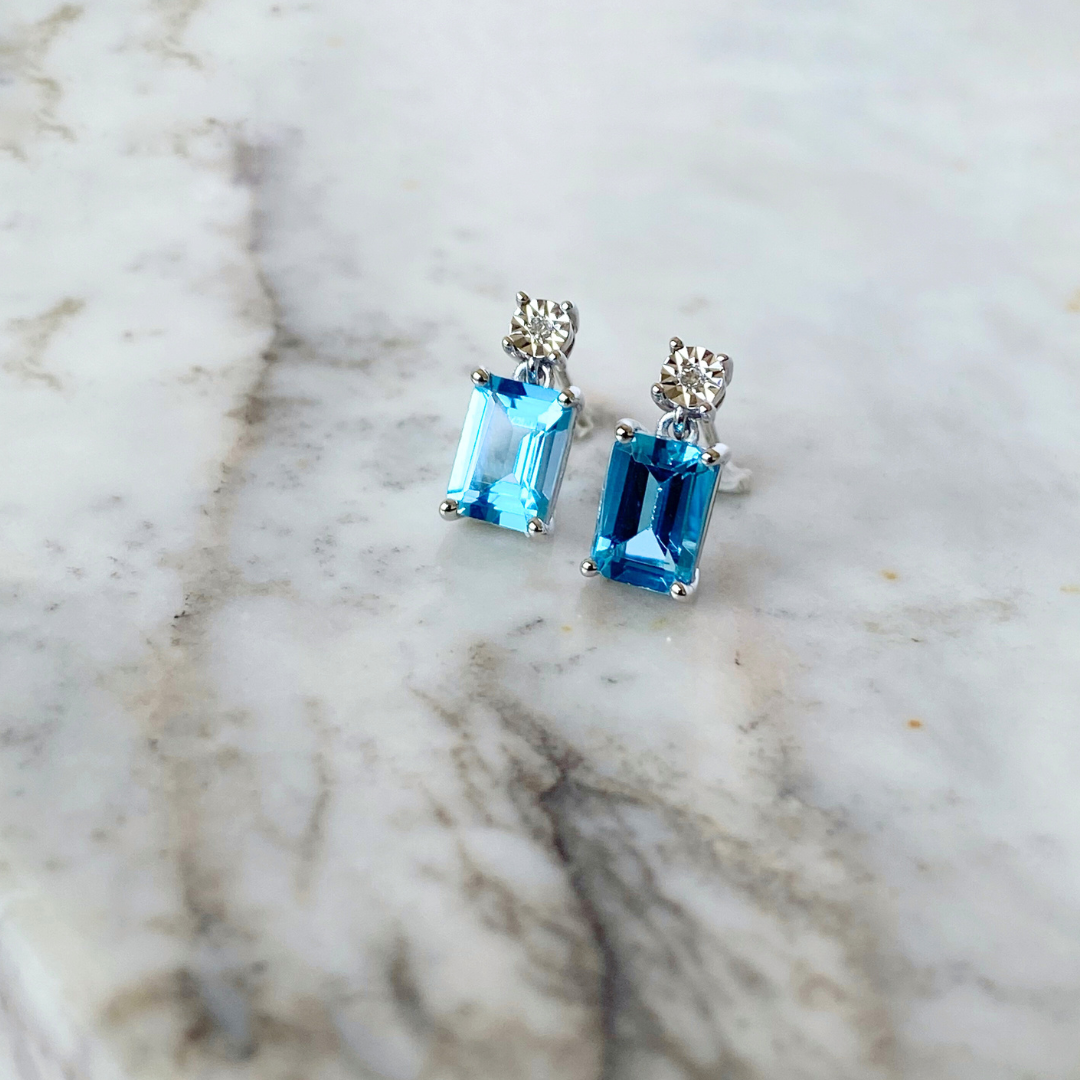 Aretes en oro blanco 10k con topacio azul y diamantes 0.01ctw