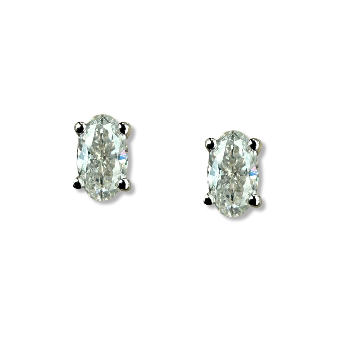 Aretes studs de moissanitas ovaladas 0.5ctw en plata
