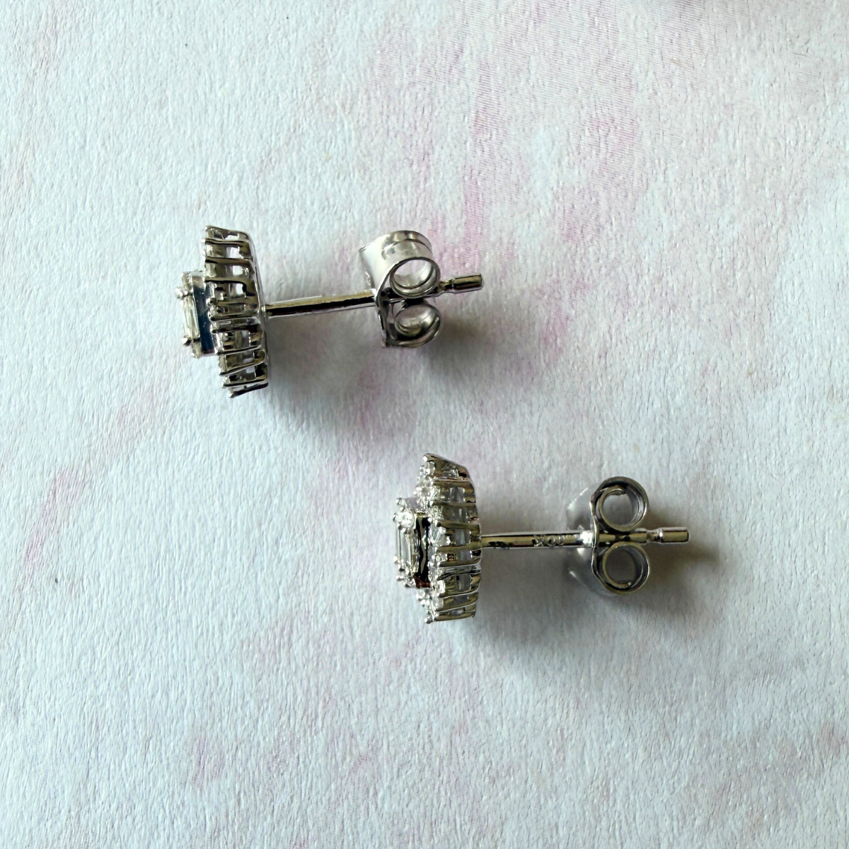 Aretes en oro blanco 10k con diamantes