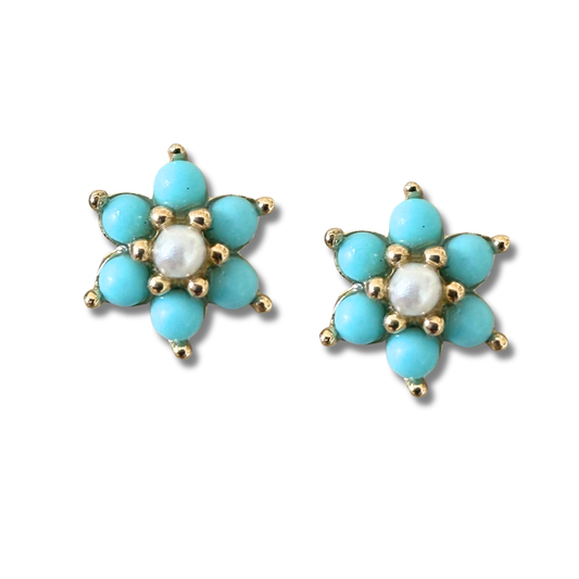 Aretes flor con perla en el centro y pétalos de turquesas en oro amarillo 14K con tope rosca
