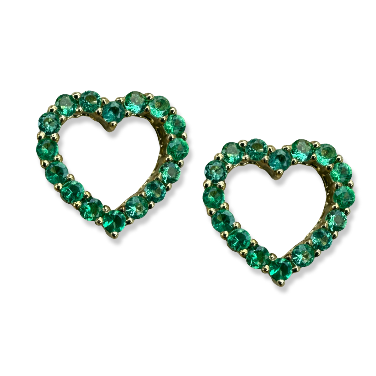 Aretes de corazón de esmeraldas en oro amarillo 10k con broche a rosca