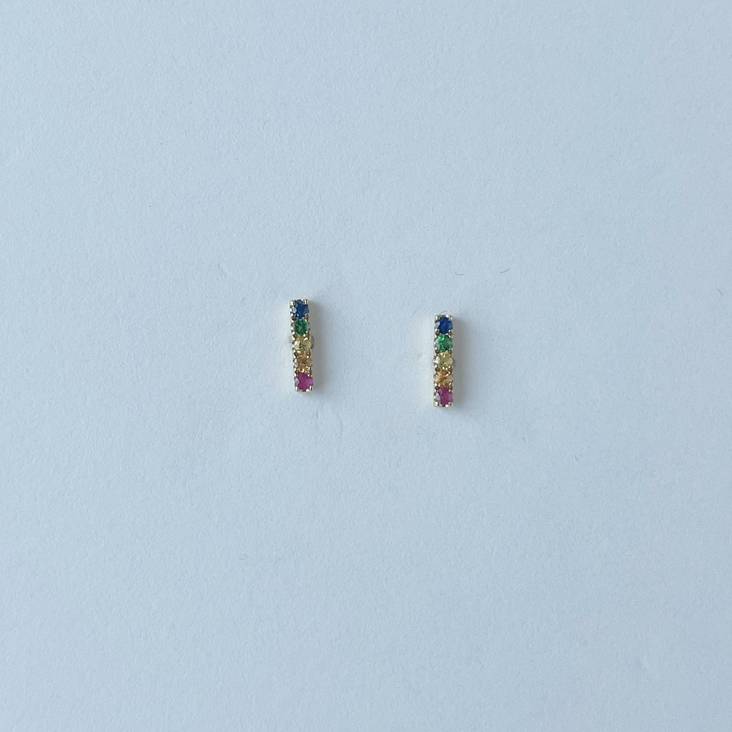 Arete barra de oro 14k con zafiros arcoiris 0.21ctw