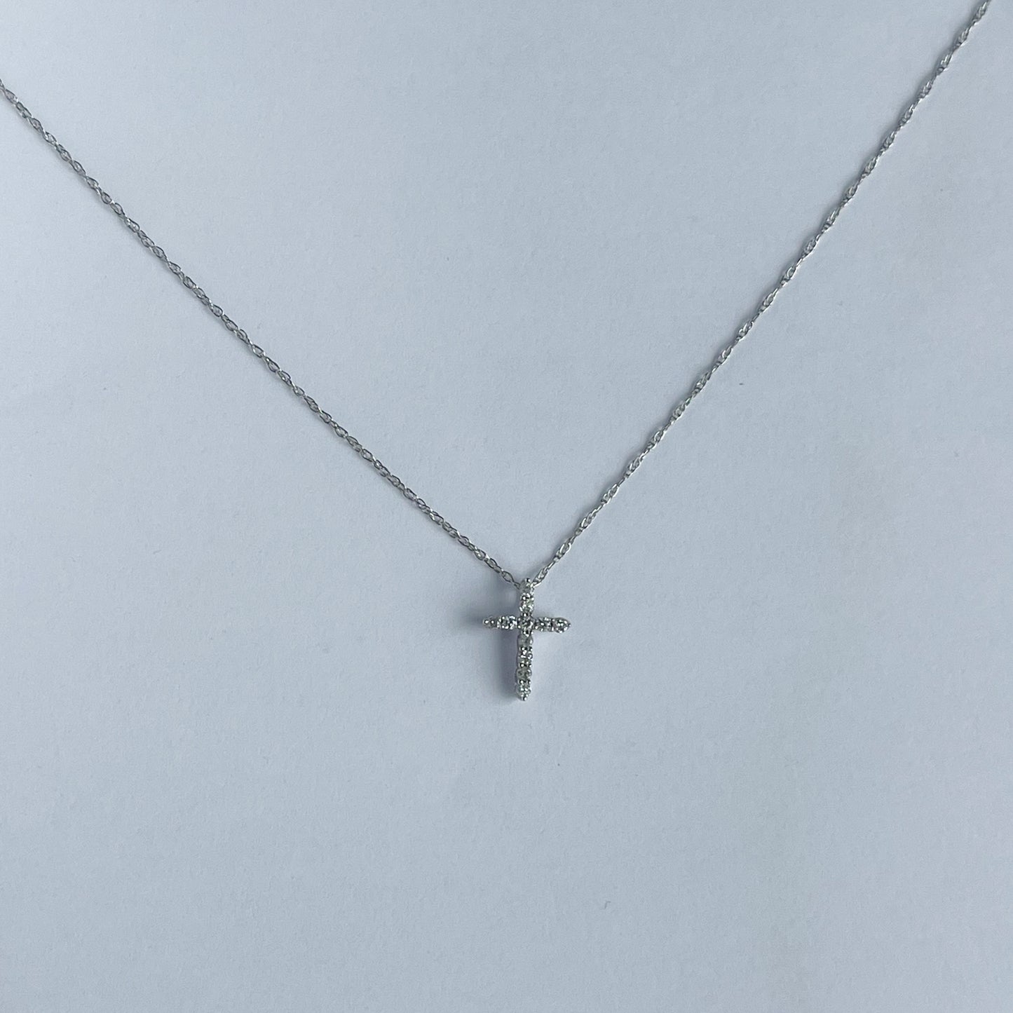 Cadena de oro blanco 14k con cruz de diamantes 0.09ctw