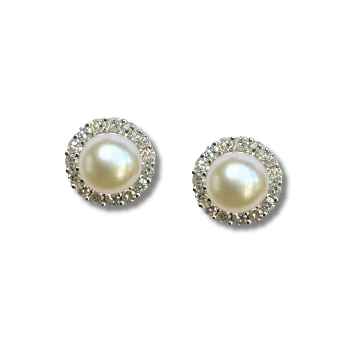 Aretes en oro amarillo 10k con media perla y halo de diamantes 0.15ctw