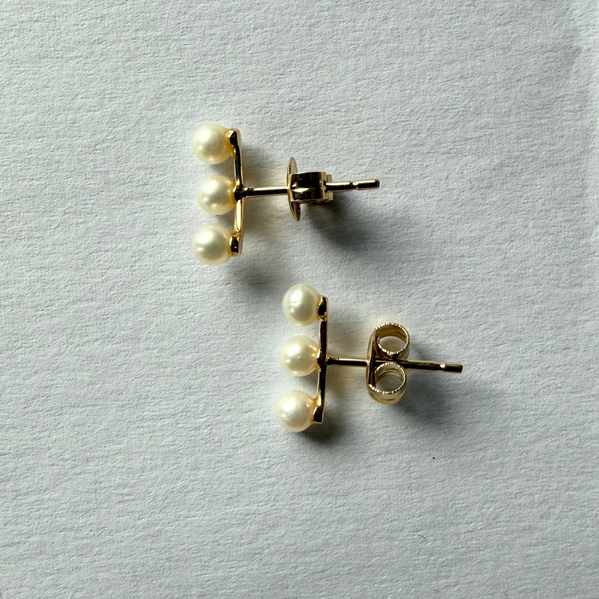 Aretes de oro amarillo 14k con 3 perlas