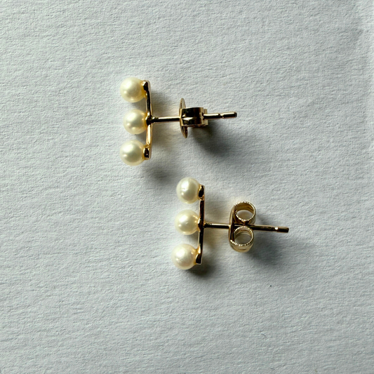 Aretes de oro amarillo 14k con 3 perlas