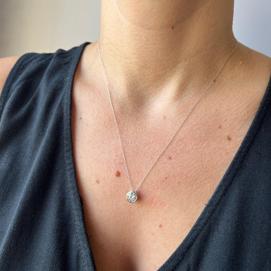 Collar de punto de luz biselado de diamante de laboratorio de 1 quilate en oro blanco 14k