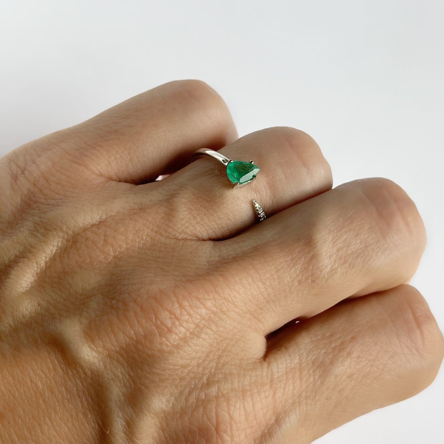 Anillo tu y yo en oro blanco 14k con esmeralda corte pera y diamantes 0.05ctw