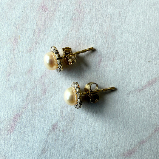 Aretes en oro amarillo 10k con media perla y halo de diamantes 0.15ctw