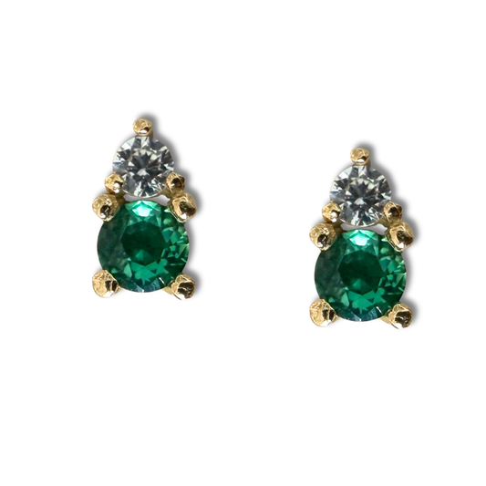 Aretes tu y yo de circonita verde y blanca con tope rosca en oro amarillo 18K