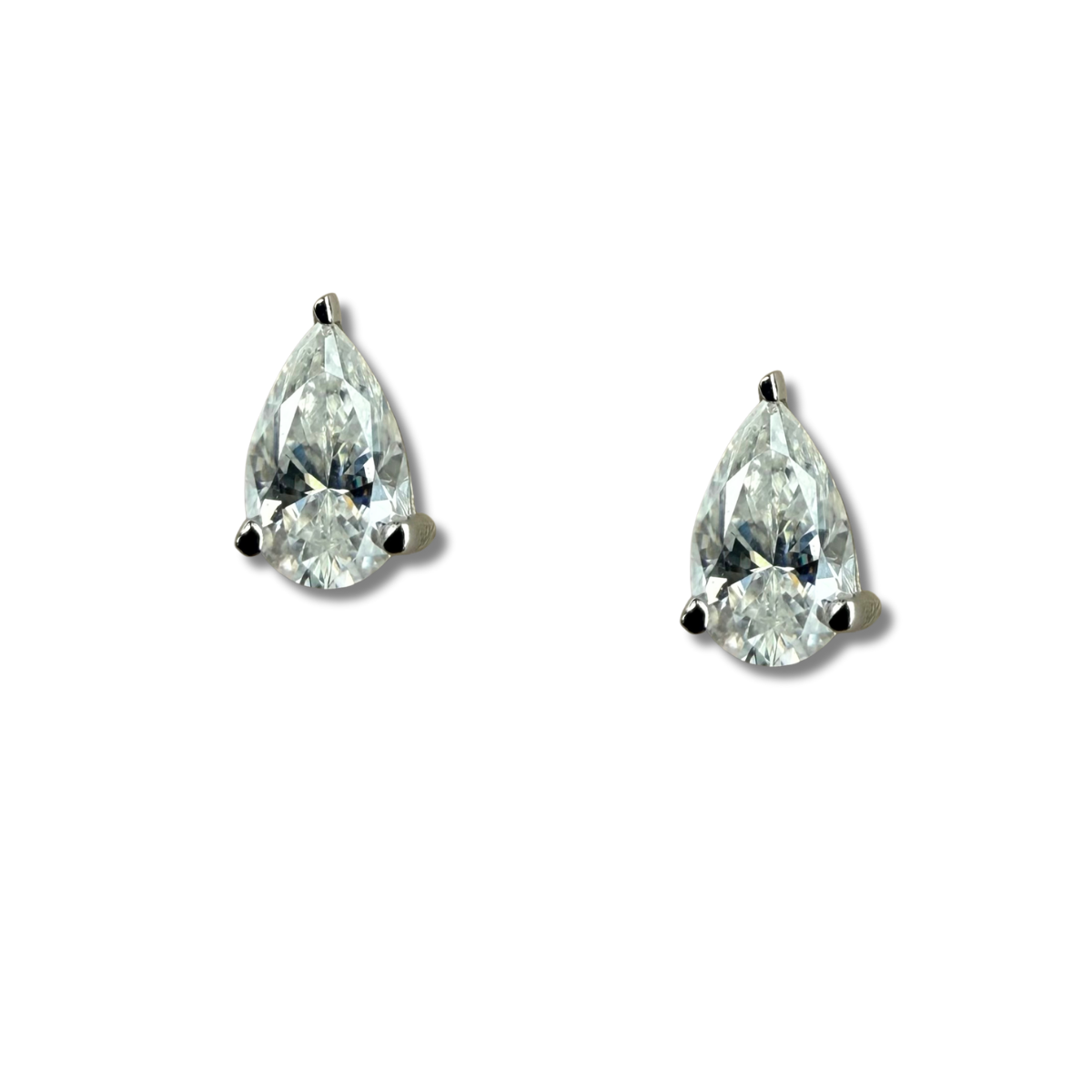 Aretes studs de moissanitas corte pera 0.5ctw en plata