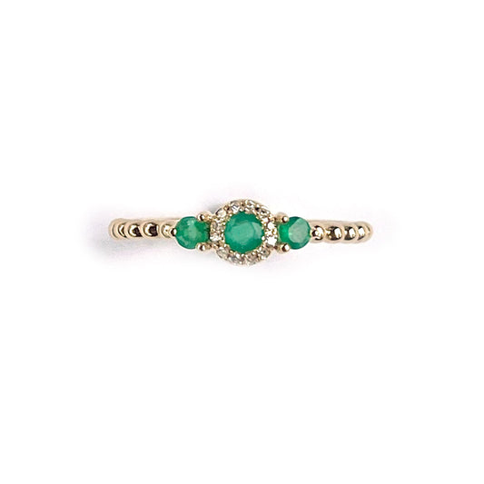Anillo en oro amarillo 14k con tres esmeraldas redondas 0.25ctw y diamantes 0.04ct con aro de bolitas