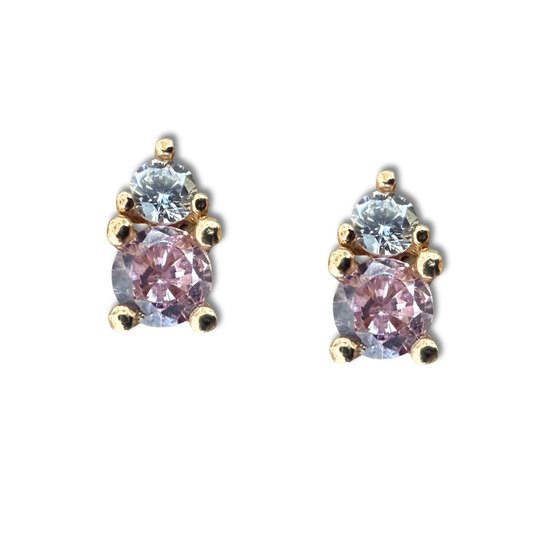 Aretes tu y yo de circonita rosada y blanca con tope rosca en oro amarillo 18K