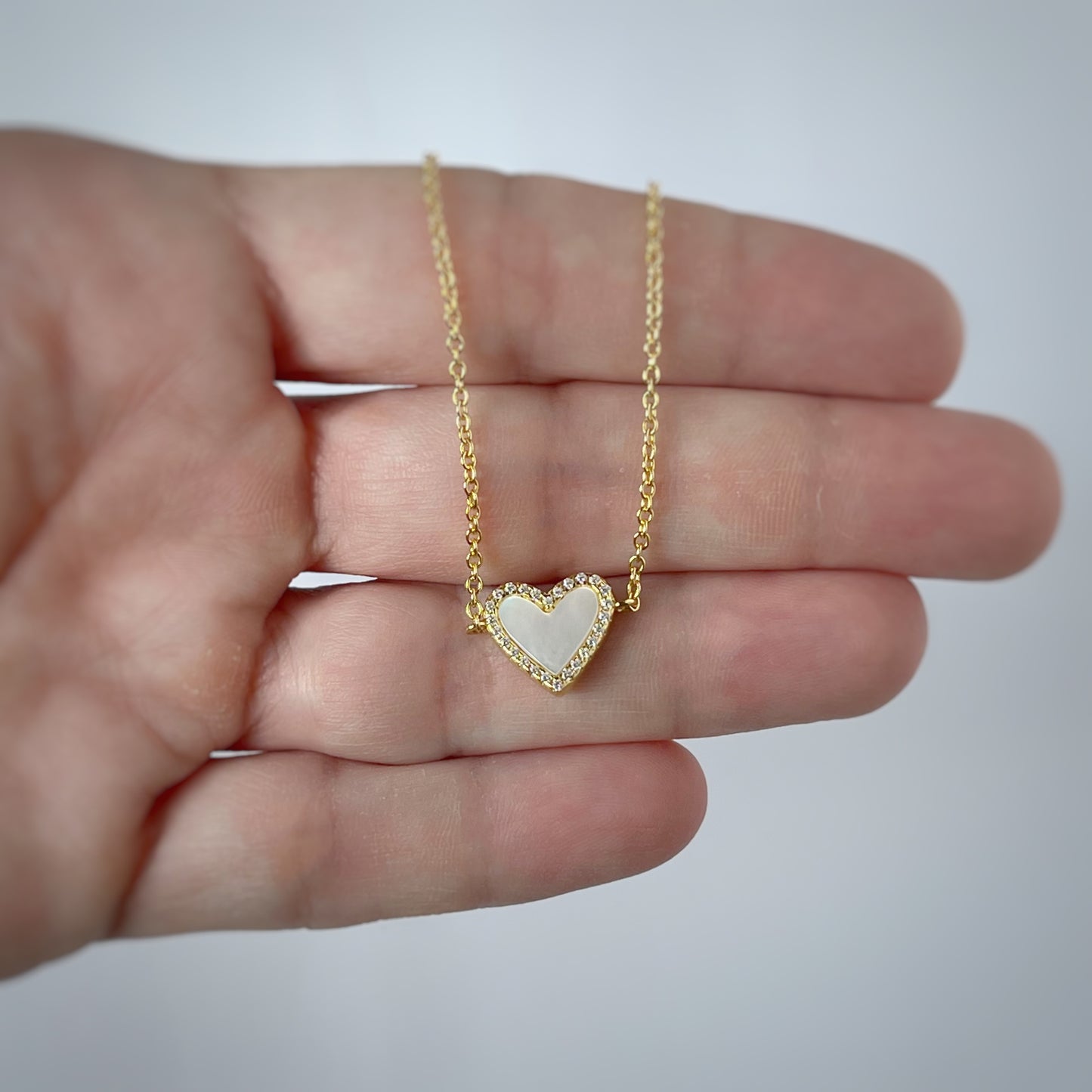 Collar de corazón de madre perla blanca con circonitas en plata con baño de oro