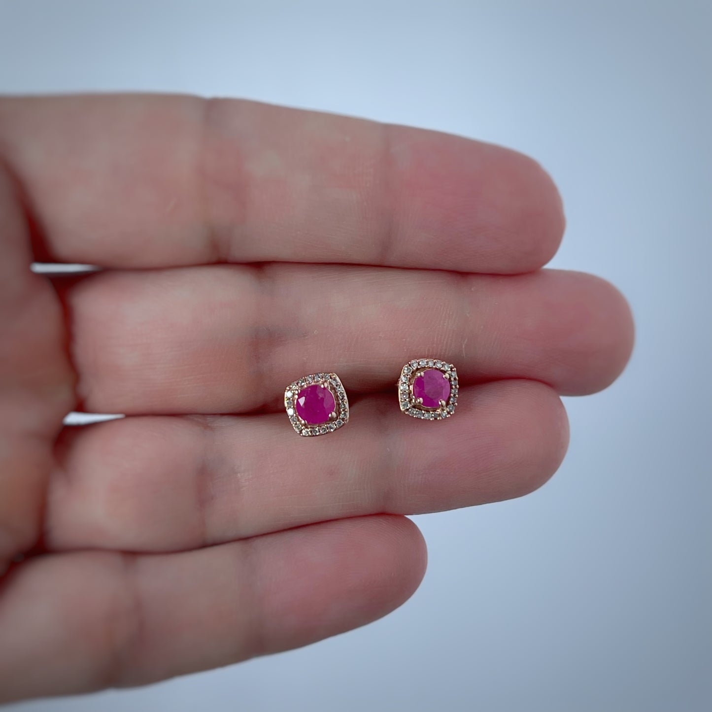 Arete en oro rosa 10k con rubí redondo y halo cuadrado de diamantes  0.13ctw