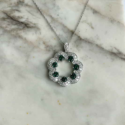 Collar de plata con medallón de esmeraldas y diamantes de laboratorio 1.35ctw