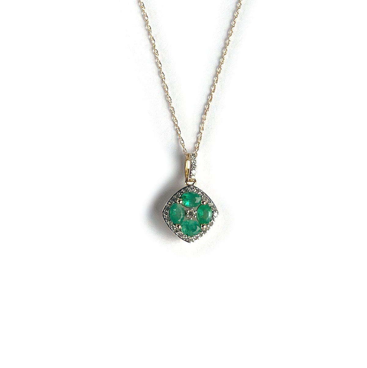 Collar en oro amarillo 14k con dije de esmeraldas en forma de flor y borde de diamantes 0.15ctw