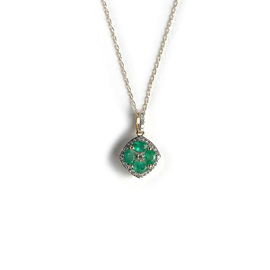 Collar en oro amarillo 14k con dije de esmeraldas en forma de flor y borde de diamantes 0.15ctw