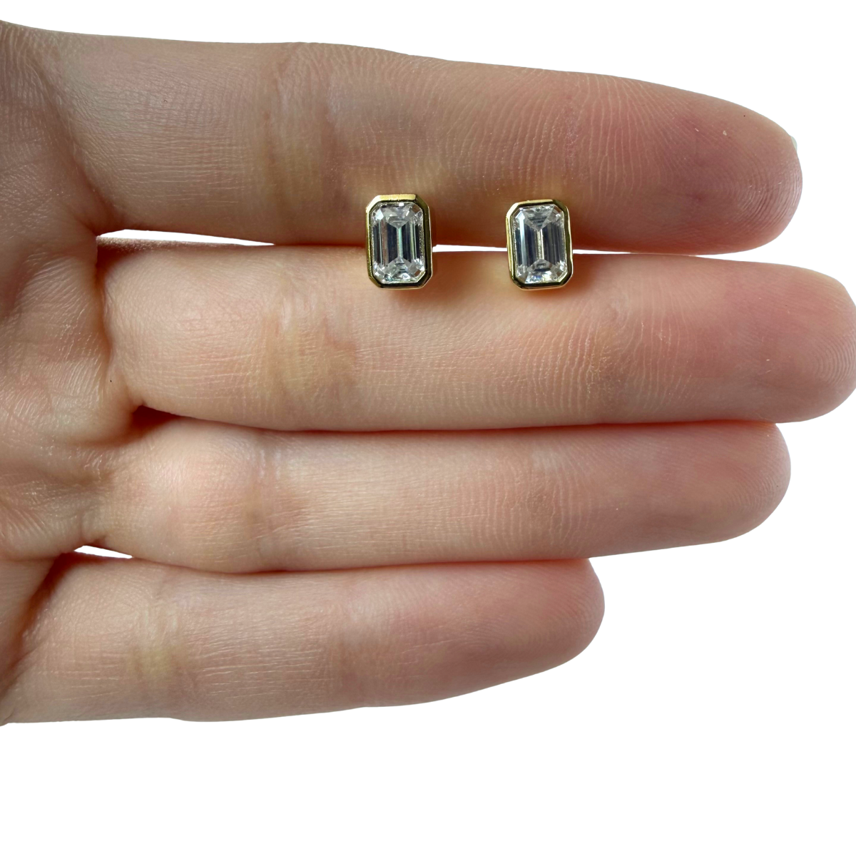 Aretes stud en plata con moissanita corte esmeralda biselada