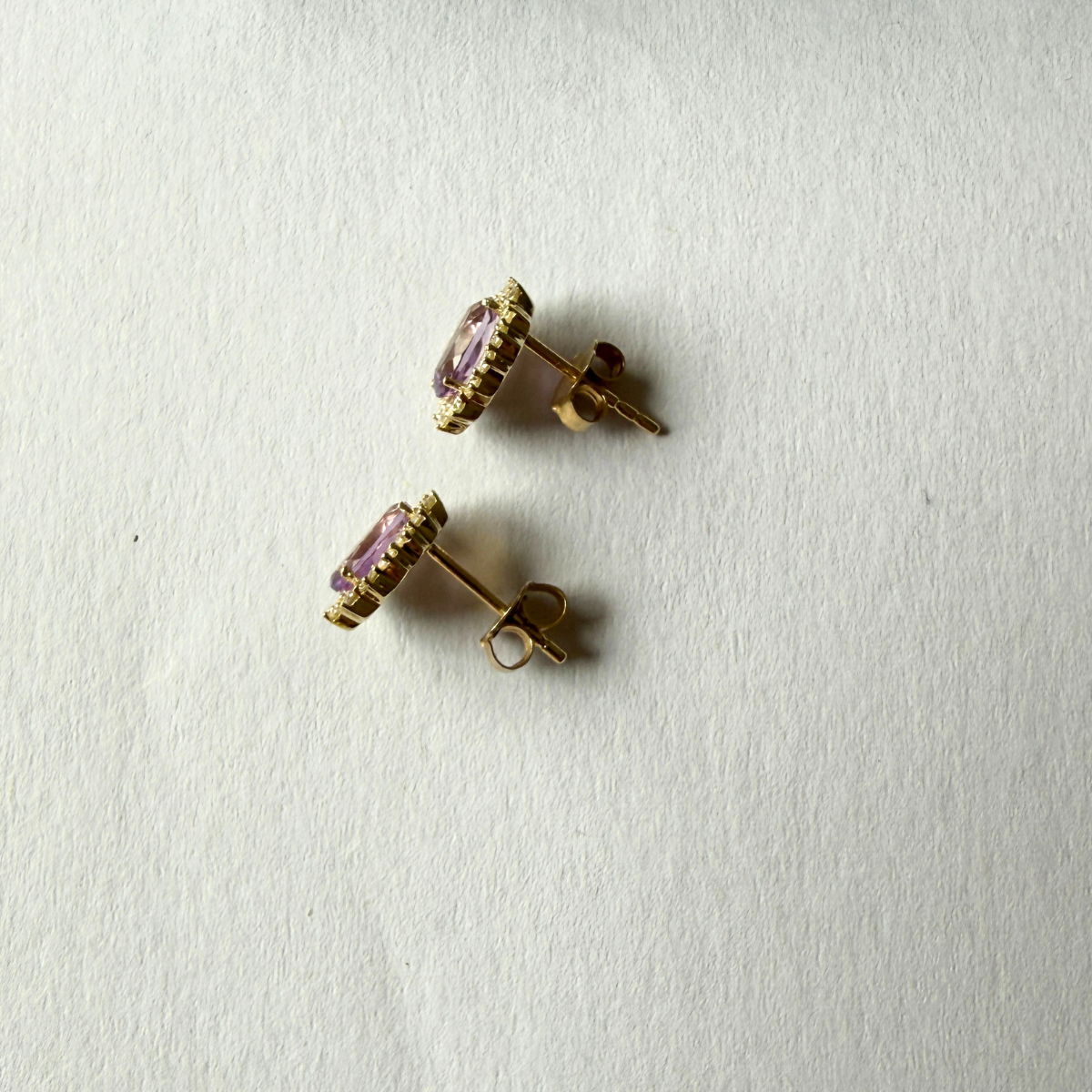 Aretes en oro amarillo 10k con amatistas ovaladas y halo de diamantes 0.35ctw