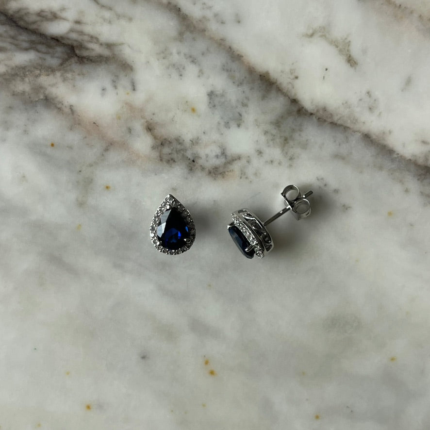 Aretes en plata en forma de gota con zafiro de laboratorio y halo