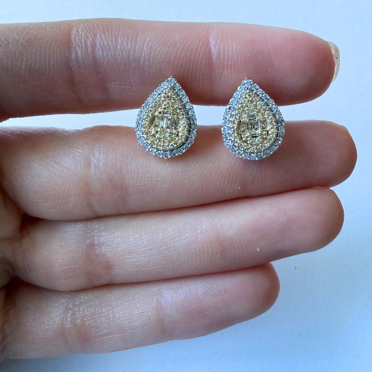 Aretes en oro amarillo 14k en forma de gota con diamantes blancos y amarillos 0.50ctw