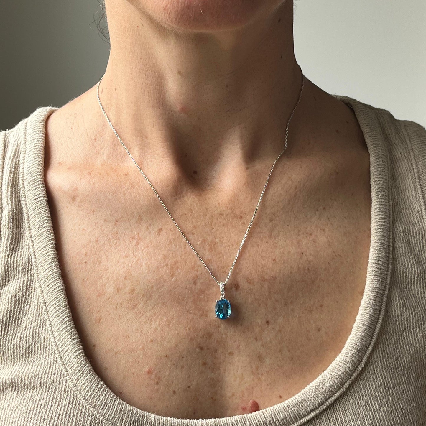 Collar en oro amarillo 14K con gota de topacio london blue y pasa cadenas de diamantes 0.08ctw