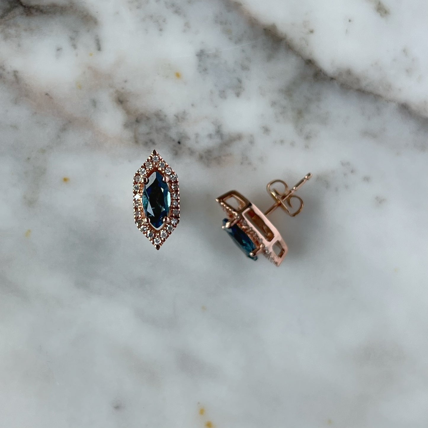 Aretes en oro rosa 10k con marquesa de topacio london blue y halo de diamantes 0.15ct