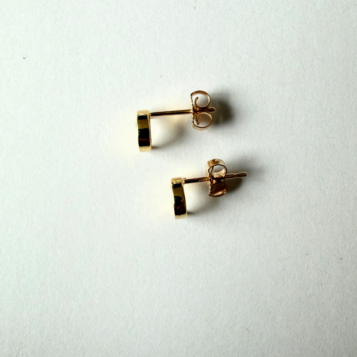 Aretes en oro amarillo 10k de Luna con diamantes 0.03ctw