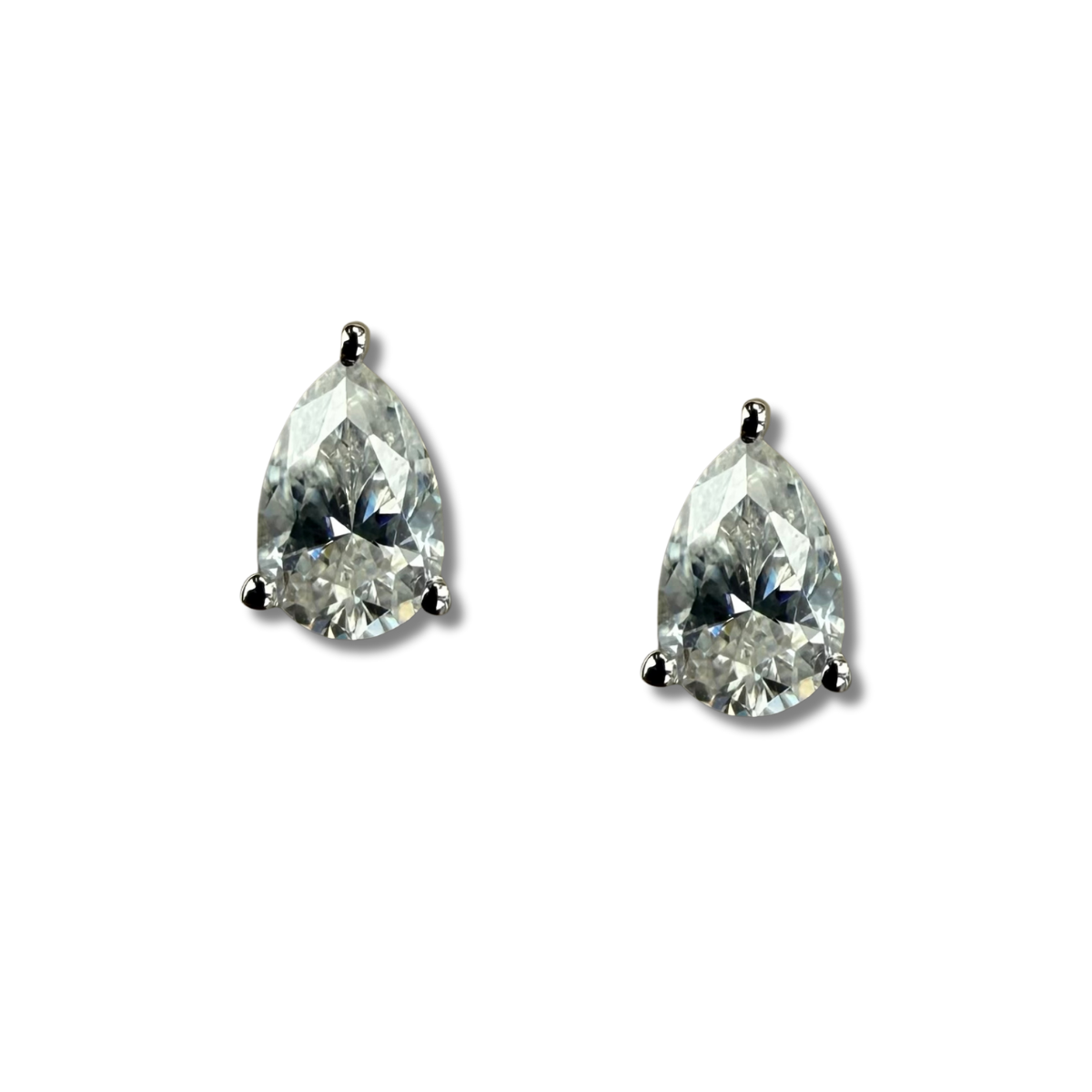 Aretes studs de moissanitas corte pera 1ctw en plata