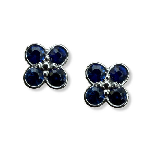 Aretes en oro blanco 10k con flor de zafiros y biseladas y broche a rosca