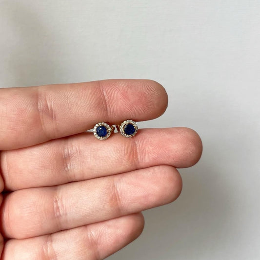 Aretes redondos en oro amarillo 10k con zafiros y halo de diamantes 0.10ctw