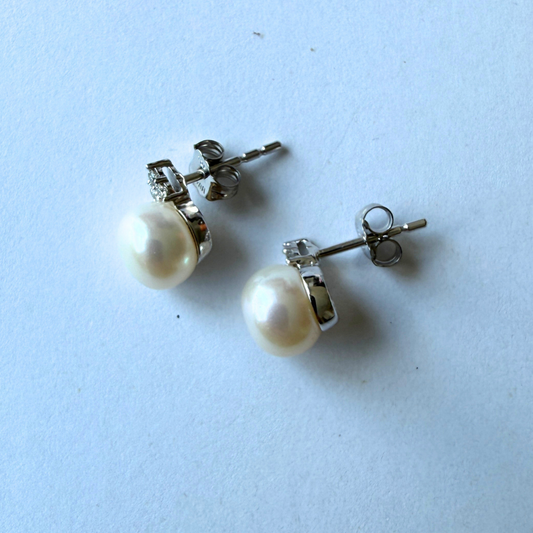 Aretes en oro blanco 10k con perla y 3 diamantes 0.06ctw