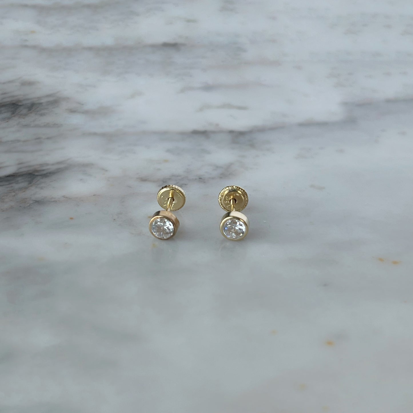 Aretes en oro amarillo 18K con circonita biselada con tope rosca