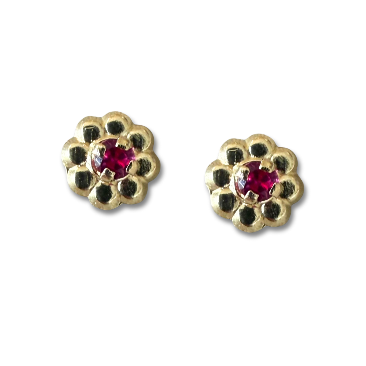 Aretes en oro amarillo 14K con flor de pétalos de oro y circonita fucsia con tope rosca