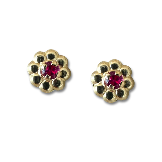 Aretes en oro amarillo 14K con flor de pétalos de oro y circonita fucsia con tope rosca