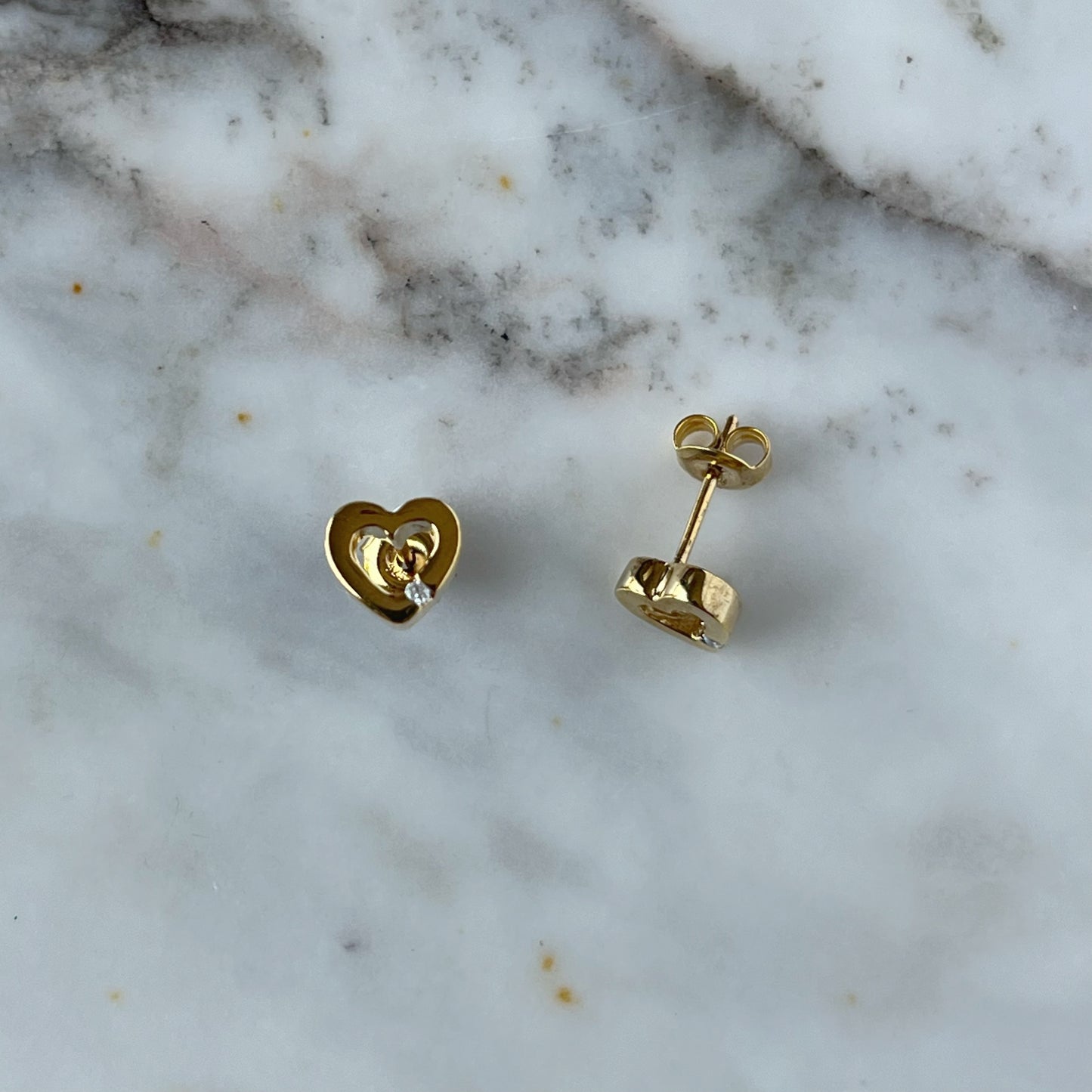 Aretes de plata con baño de oro en forma de corazón con diamante 0.02ctw