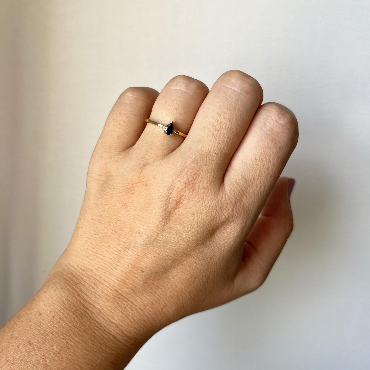 Anillo en oro amarillo 10k con zafiro corte pera y diamantes