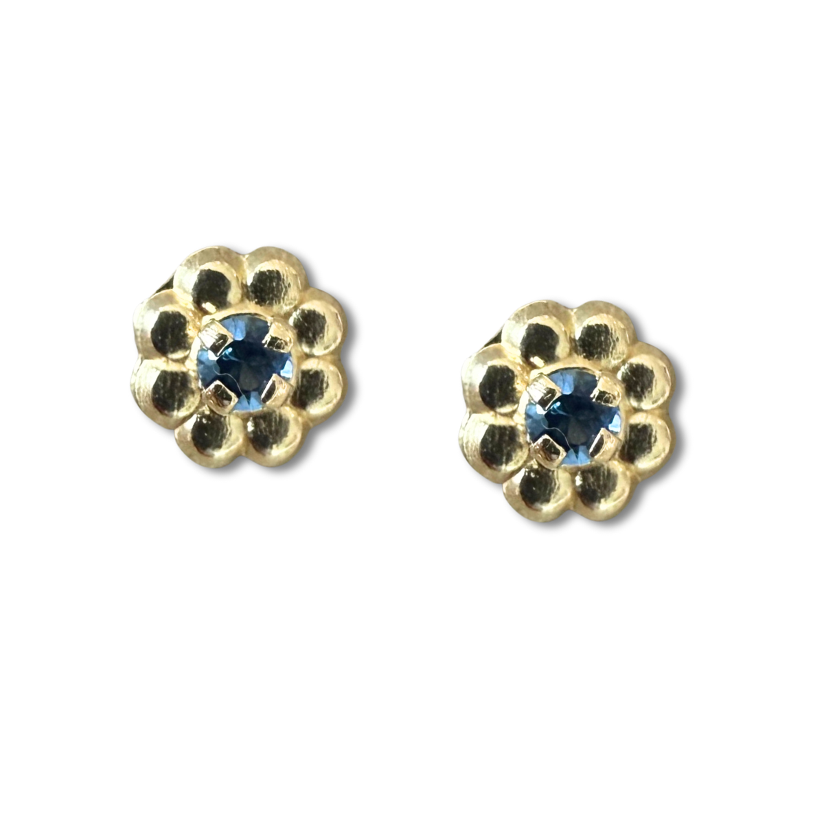Aretes en oro amarillo 14K con flor de pétalos de oro y circonita azul con tope rosca
