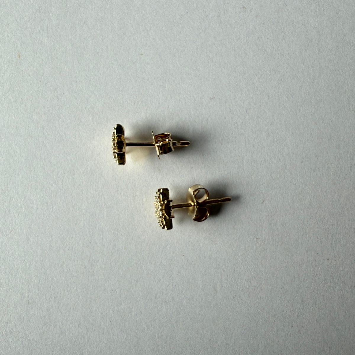 Aretes en oro amarillo 10k de estrella de 8 puntas con diamantes  0.05ctw