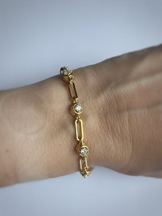 Pulsera paper clip de plata con baño de oro y diamantes de laboratorio 0.75ctw