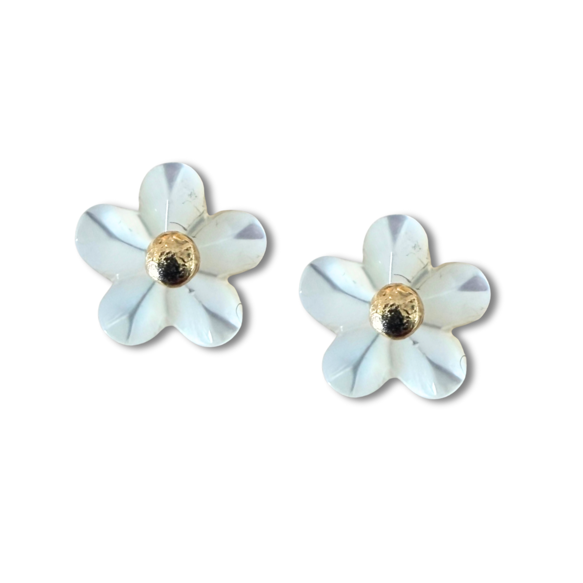 Aretes flor de madre perla con bolita de oro en el centro en oro amarillo 14k con tope rosca