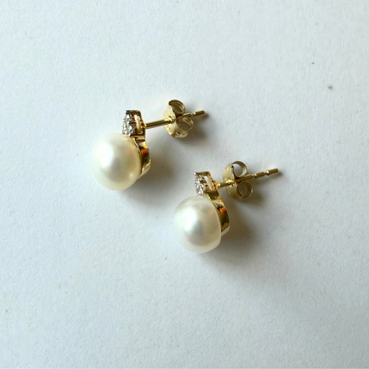 Aretes en oro amarillo 10k con perla y 3 diamantes 0.06ctw