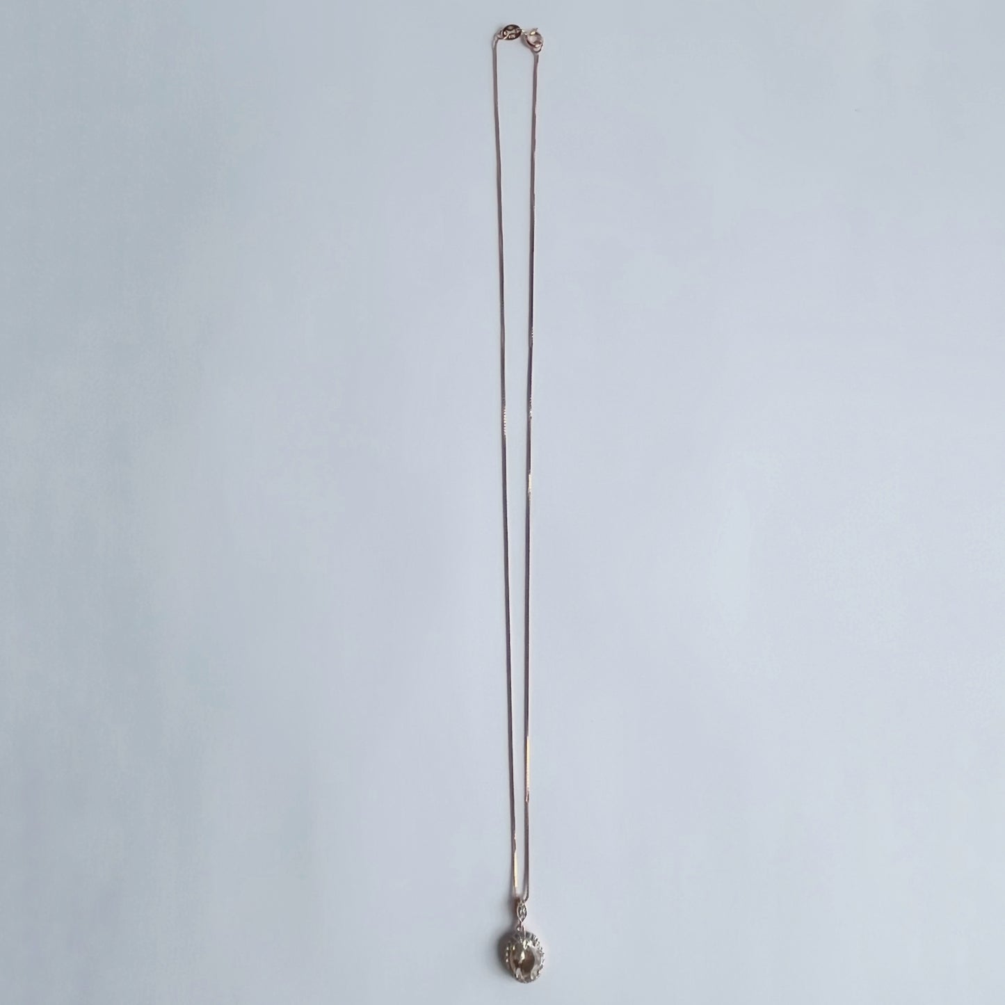 Collar en plata con baño de oro rosa y dije de morganita con circones