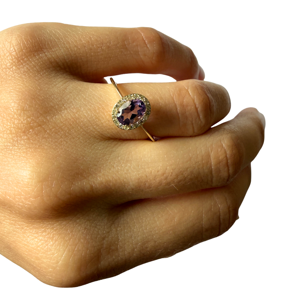 Anillo en oro amarillo 10k con amatista ovalada y halo de diamantes 0.12ctw