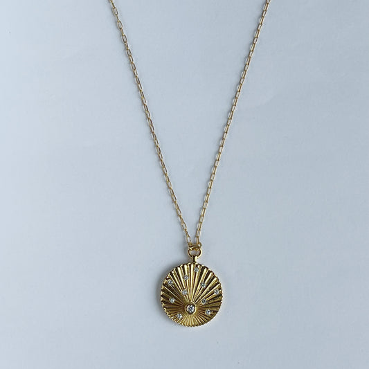 Collar en plata con baño de oro y dije de disco con textura y diamantes de laboratorio 0.14ctw